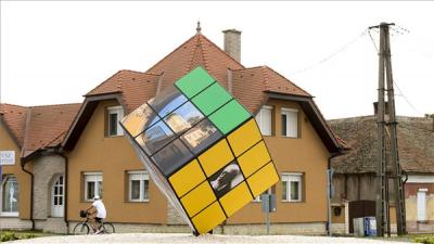Nagy mret Rubik-kocka Csorna egyik krforgalmban